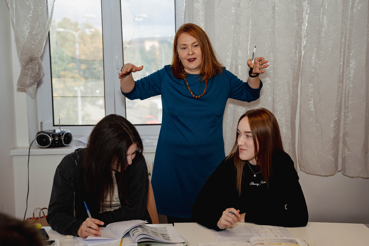 объясняю что-то своим красавицам))