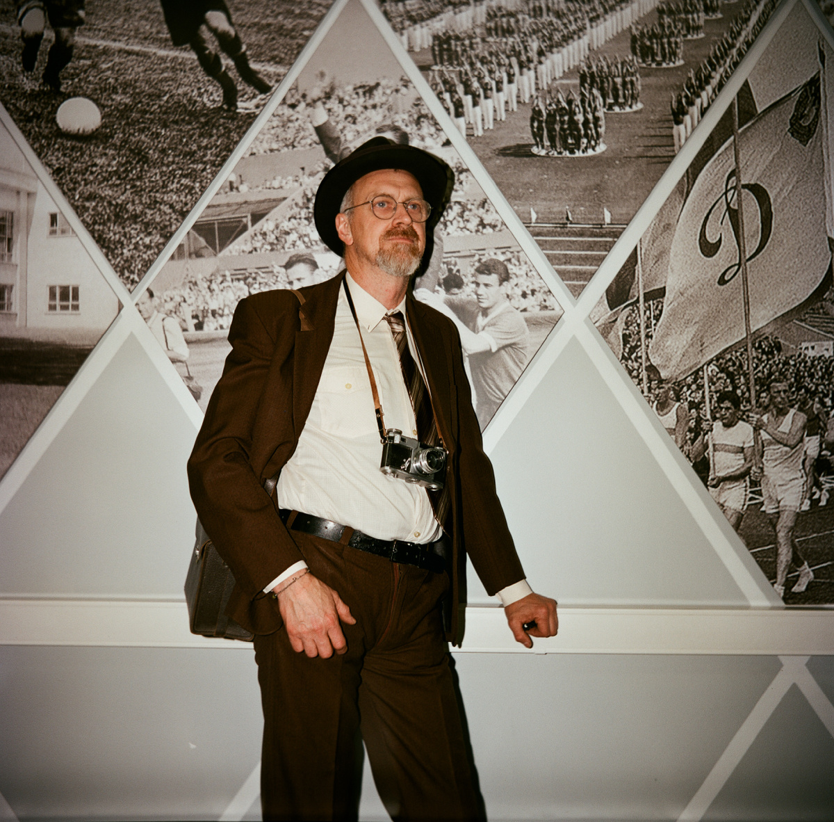 Фотограф Денис Комаров в ретро образе для РФС во время матча Россия vs Боливия  