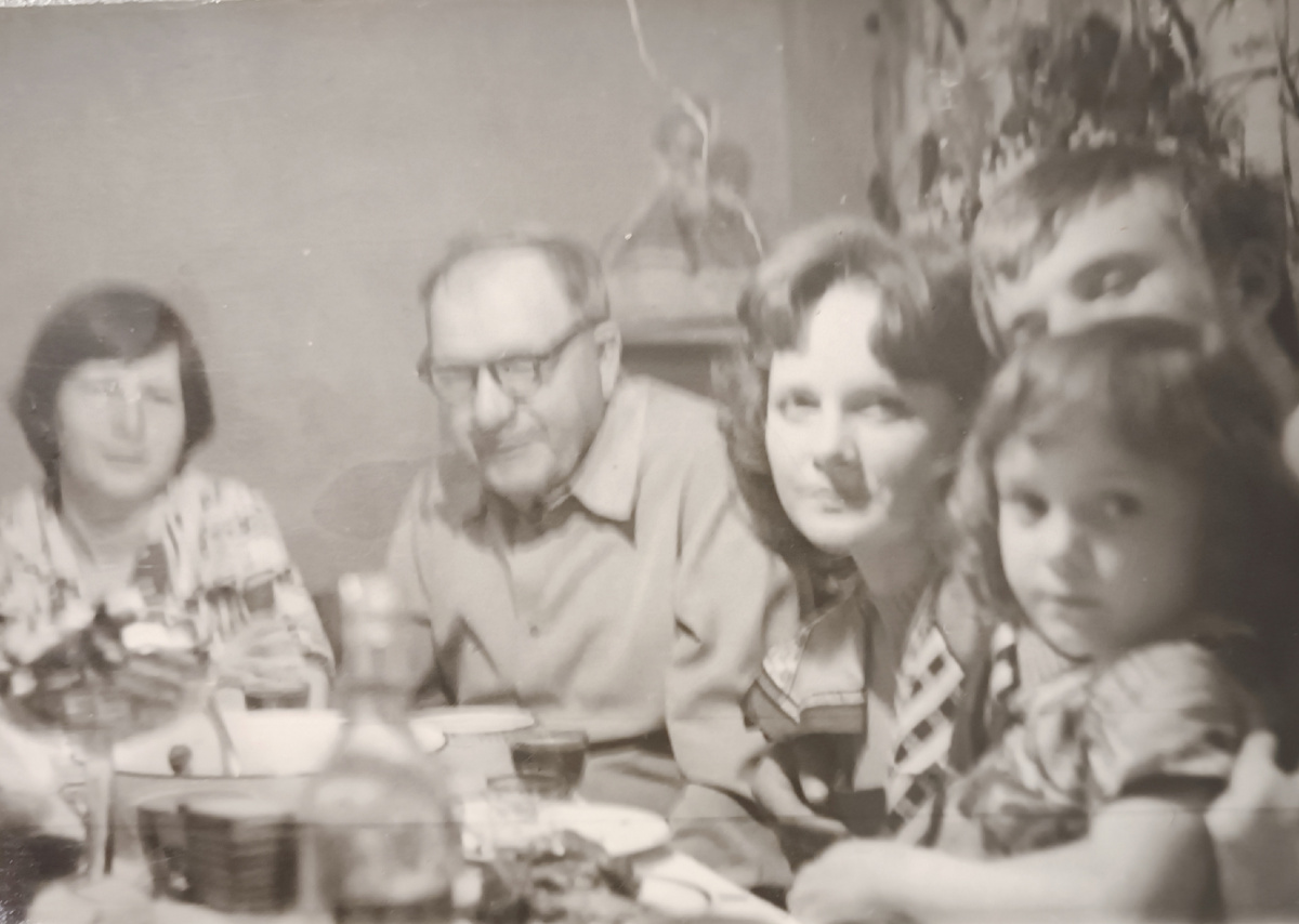 Её муж меня с рук не спускал, на коленках у него сижу на фото😊