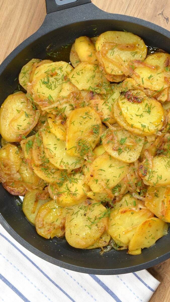 А вы знали, что при жарке картошку нужно мешать только ножом? Тогда дольки картошечки все остануться целыми.