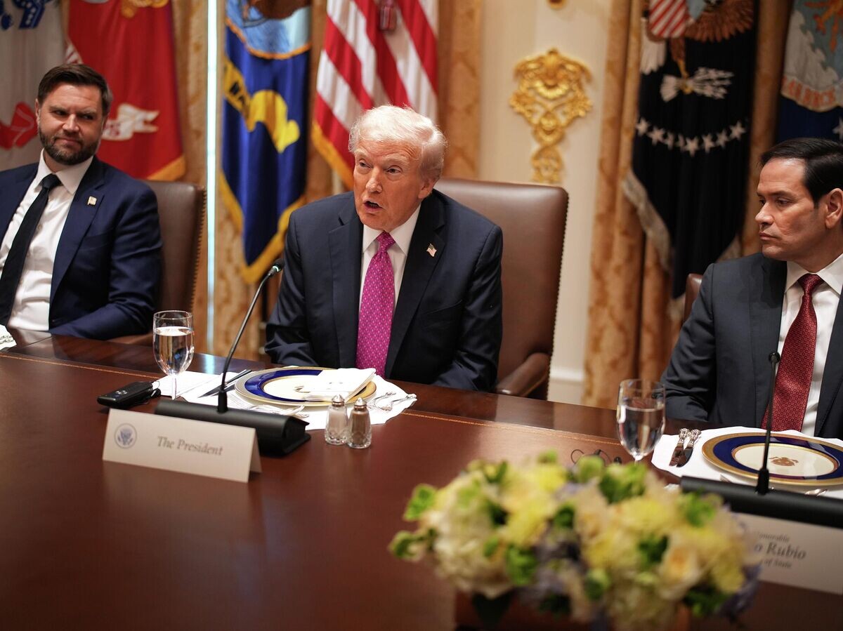    Президент США Дональд Трамп во время встречи с Владимиром Зеленским© Getty Images / Andrew Harnik