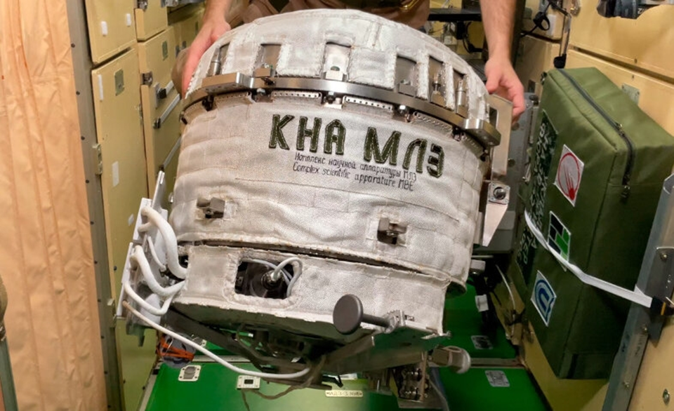 Экспериментальный блок «Экран-М» для установки на внешней поверхности станции во время ВКД. Фото: Роскосмос