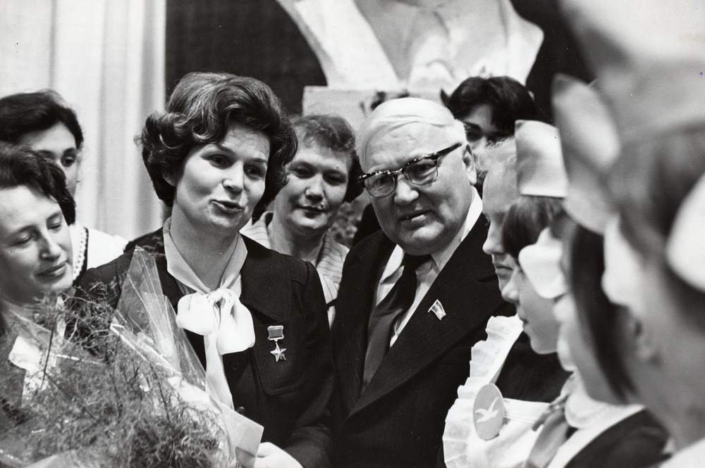 Федор Лощенков справа от Терешковой (фото из свободного доступа в интернете)