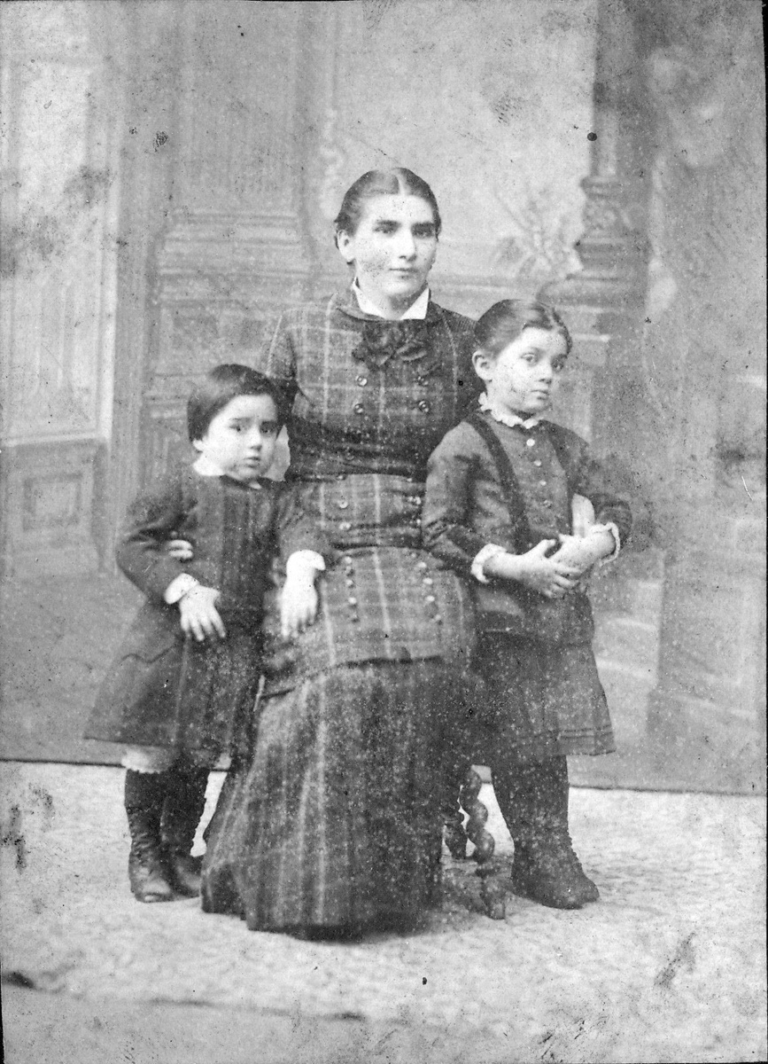 Екатерина Осиповна Корнейчукова с детьми Колей и Марусей. 1880-е годы