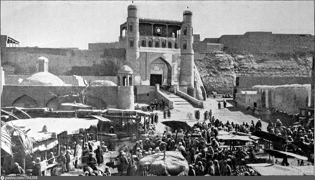 Бараний базар на площади Регистан перед Цитаделью бухарского эмира 1887–1888 гг. Источник фото: https://pastvu.com/p/704208