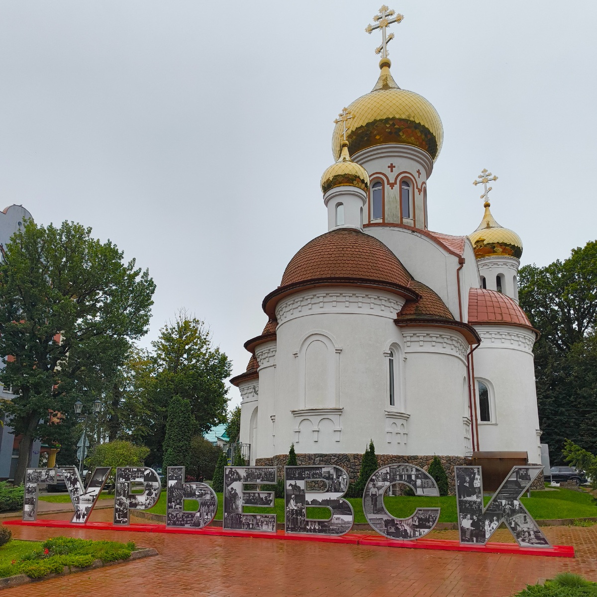 Это чтобы Вы, да и мы понимали, в каком городе находимся)) Я лично такое люблю❤️