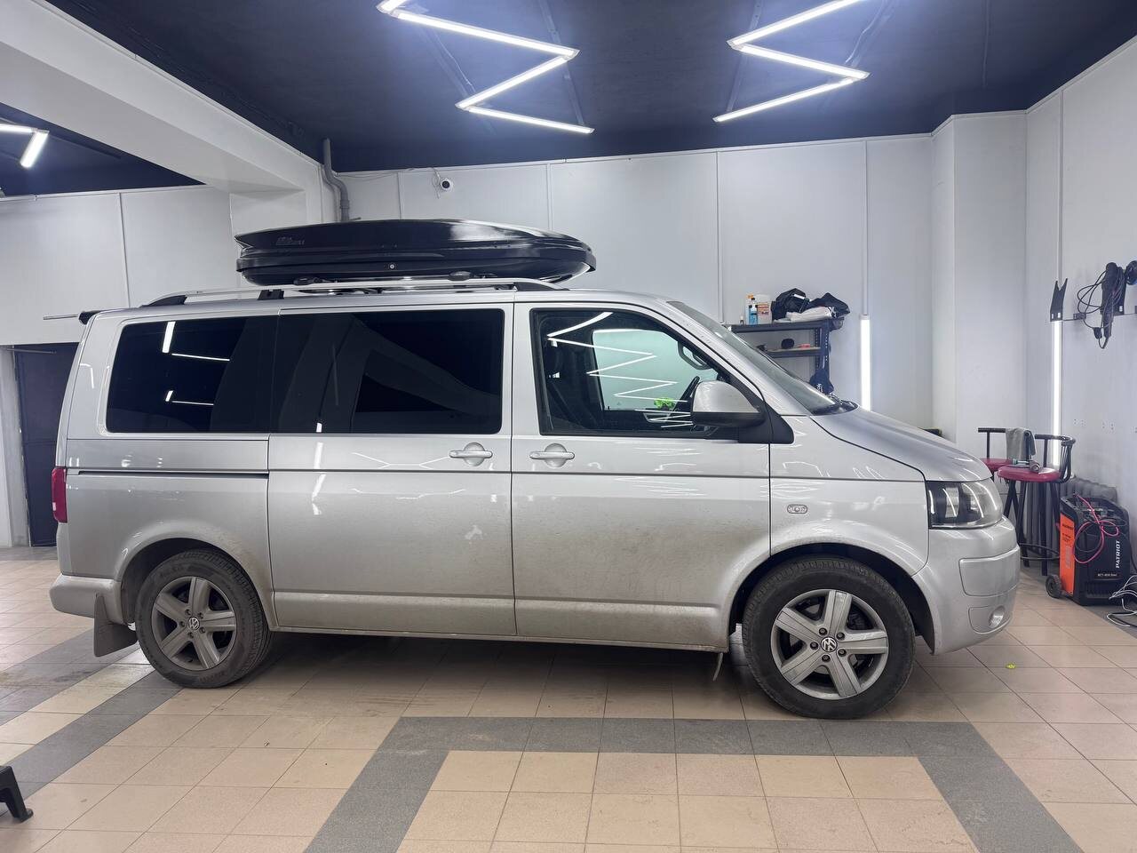 Установка рейлингов, багажника и автобокса 450л на VW Multivan в Туле