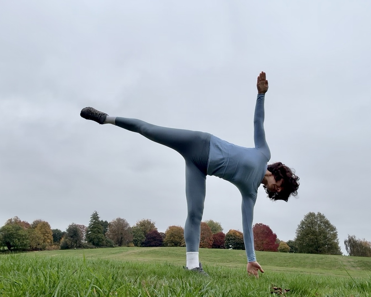 Автор на полянке перед спортивно-досуговым центром в Англии. Фото из личного архива