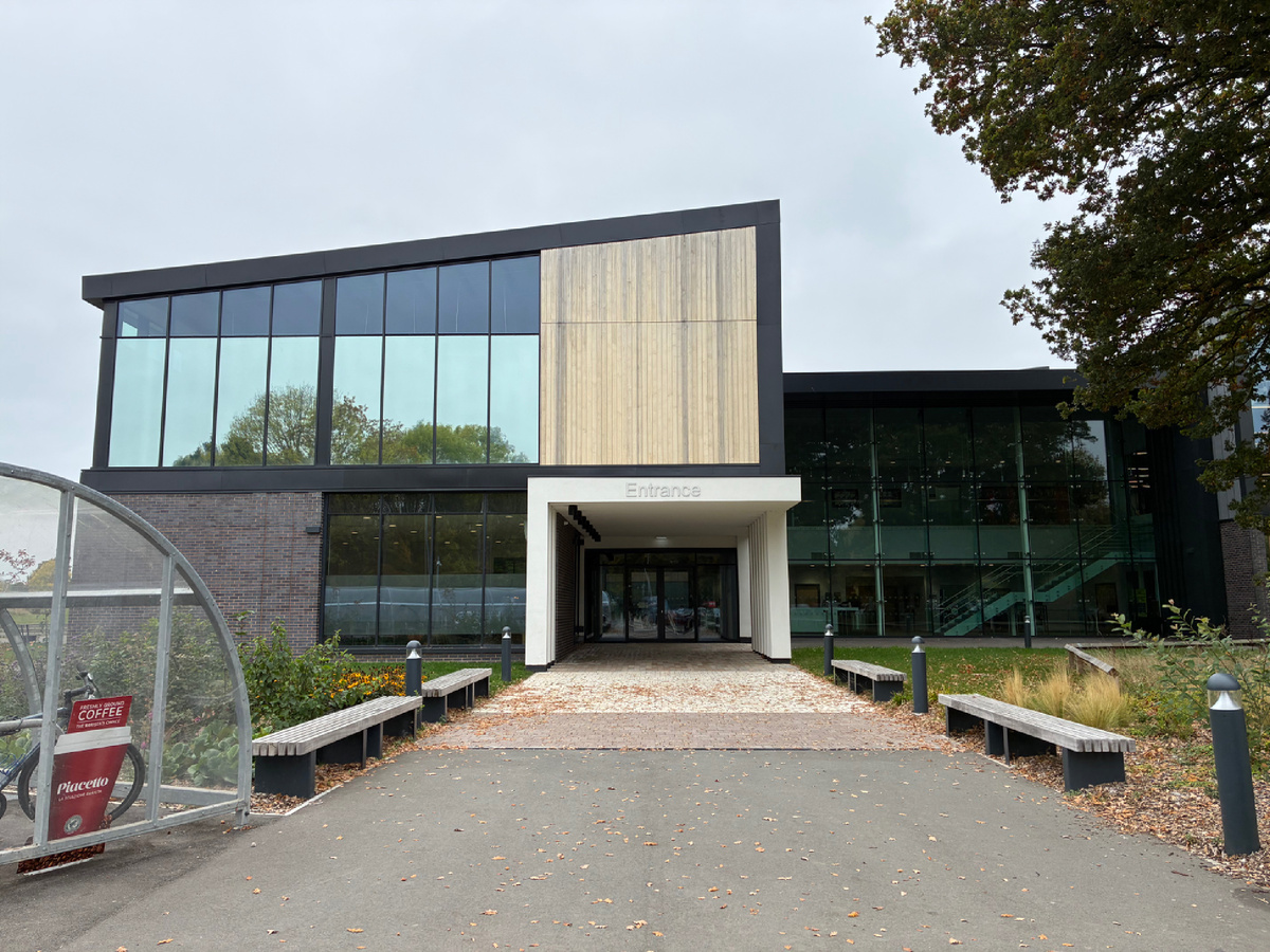 Наш спортивно-досуговый центр (Castle Farm Leisure Centre). Фото из личного архива
