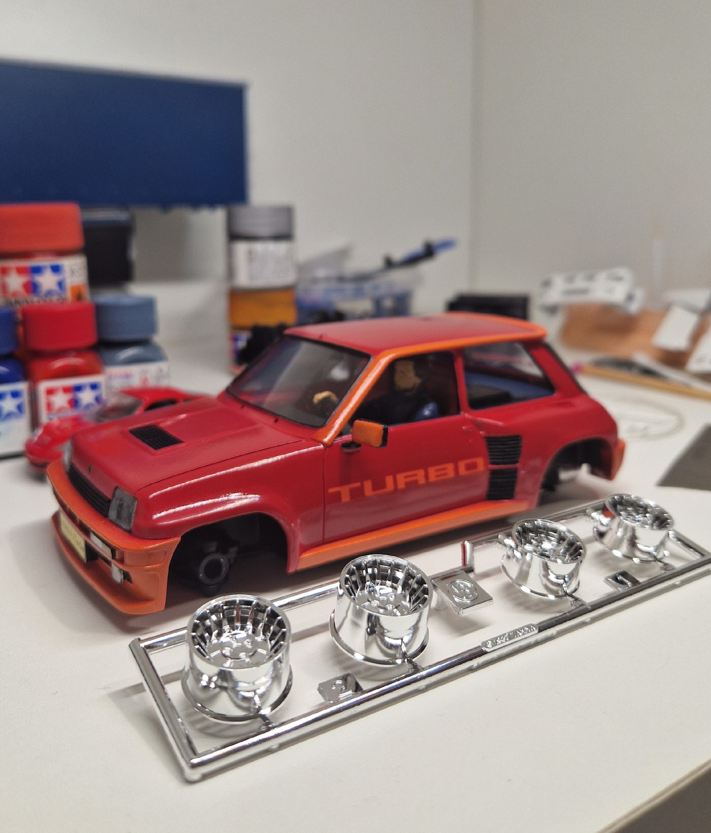 Колёса выглядят отлично: разноширокие, блестят хромом