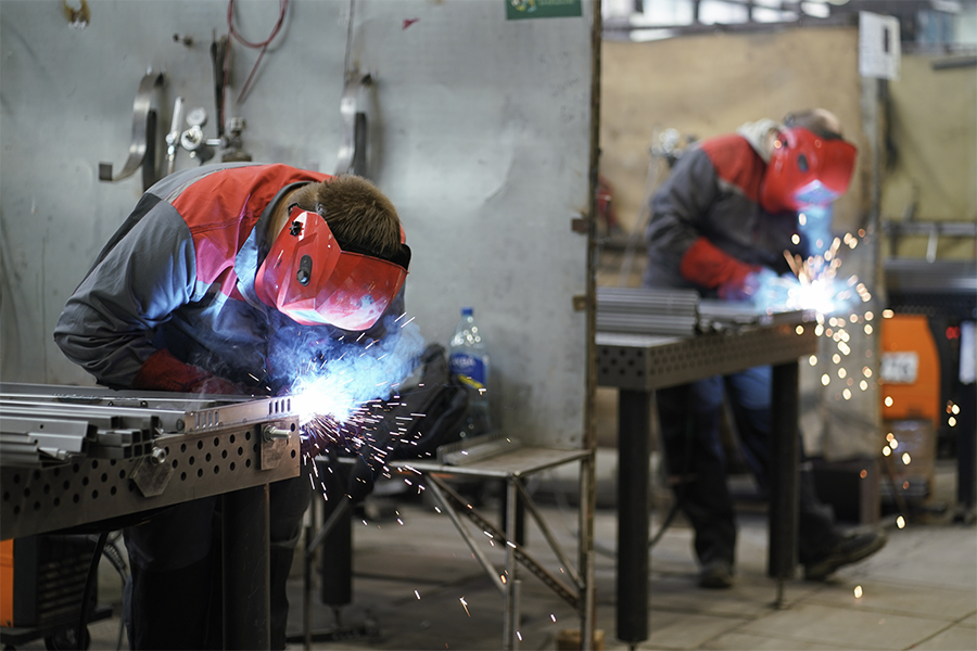 Михаил Гребенщиков / РБК📷В цехе сварочного производства на заводе компании АО «Московское электрооборудование и лифты»