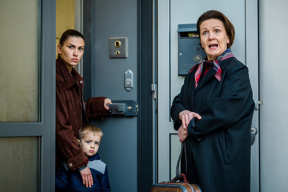 - Вы внука видеть отказались, зато теперь к нам переехать собрались?Поезд ушел! - закрыла дверь перед свекровью Лена.