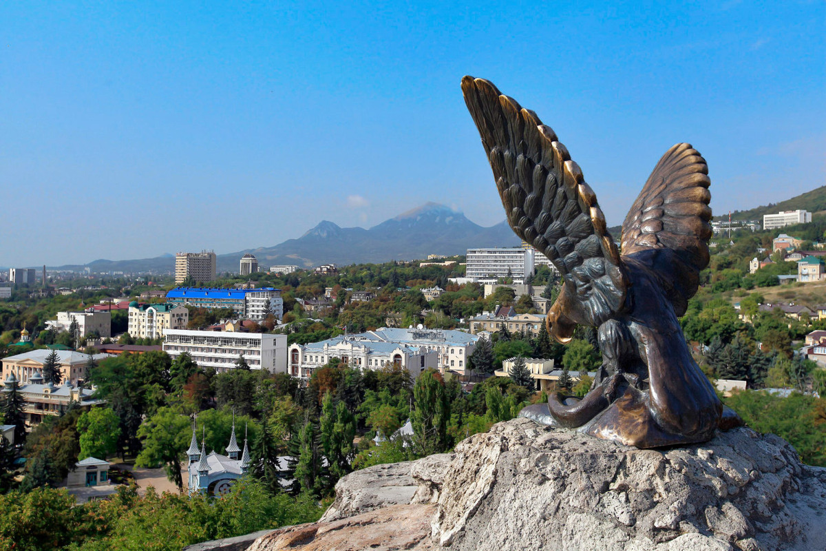  Скульптурная композиция «Орёл, побеждающий змею» на склоне горы Горячей с видом на Пятигорск