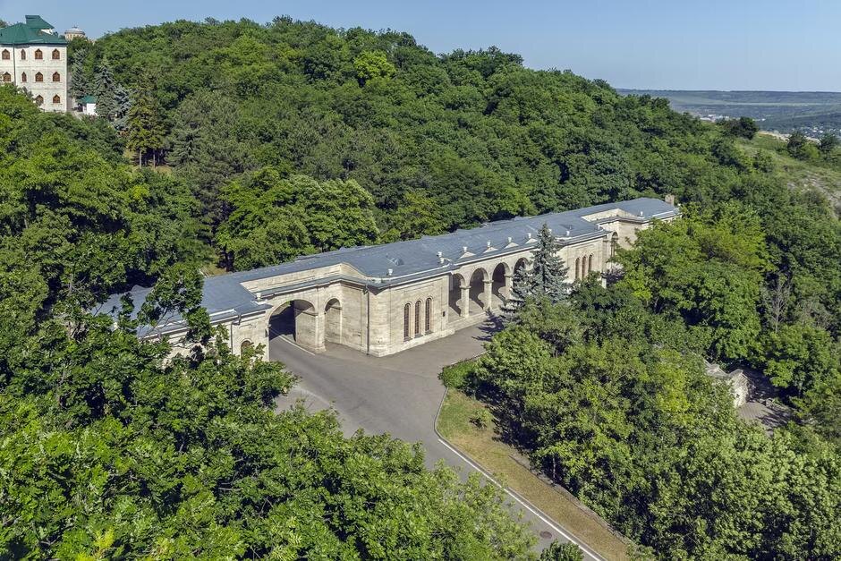 Пятигорск - очень зеленый город. На фото вид с высоты на Александровскую галерею