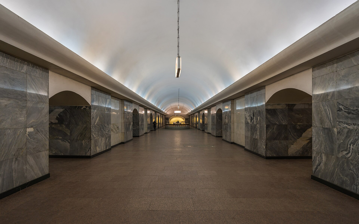 Центральный зал станции "Чистые пруды" был прорублен только в 1971 году. Фото А. Савина