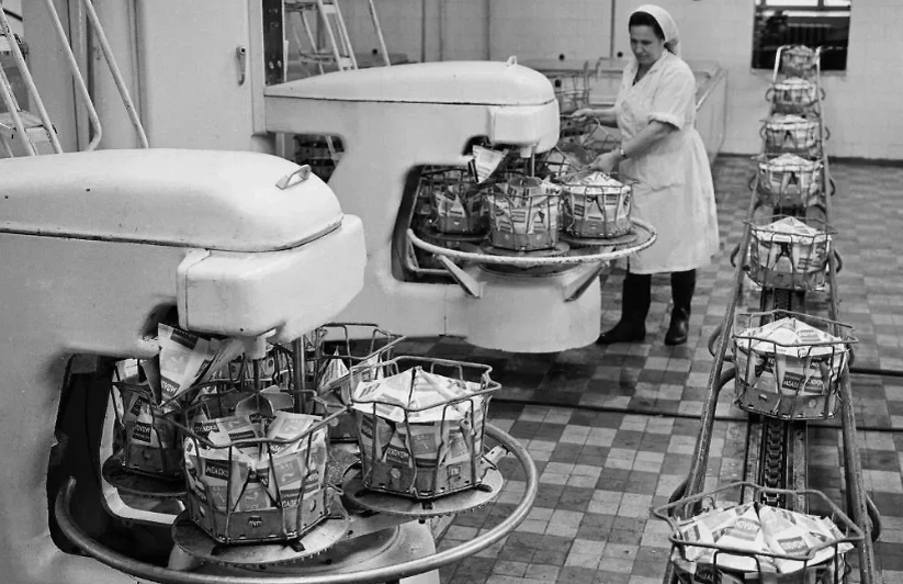 Фасовочные автоматы и специальные корзины для молочных пакетов-пирамидок