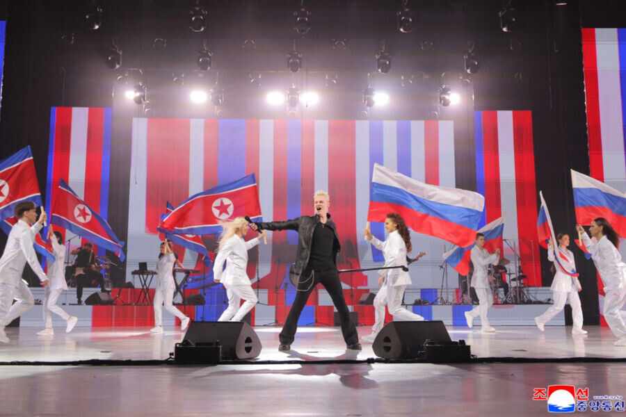 Фото из открытых источников. Шаман на концерте в Китаю