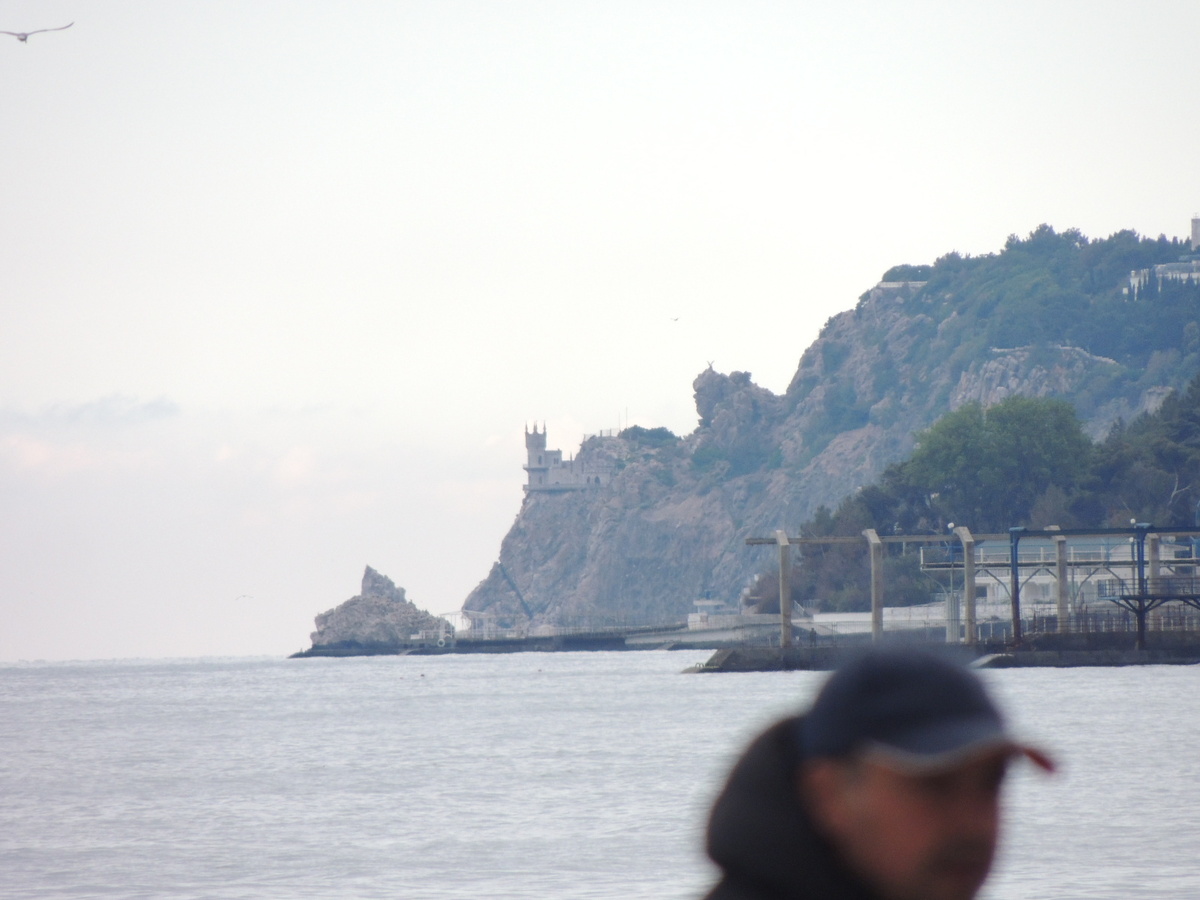 Ласточкино гнездо с набережной в Ялте