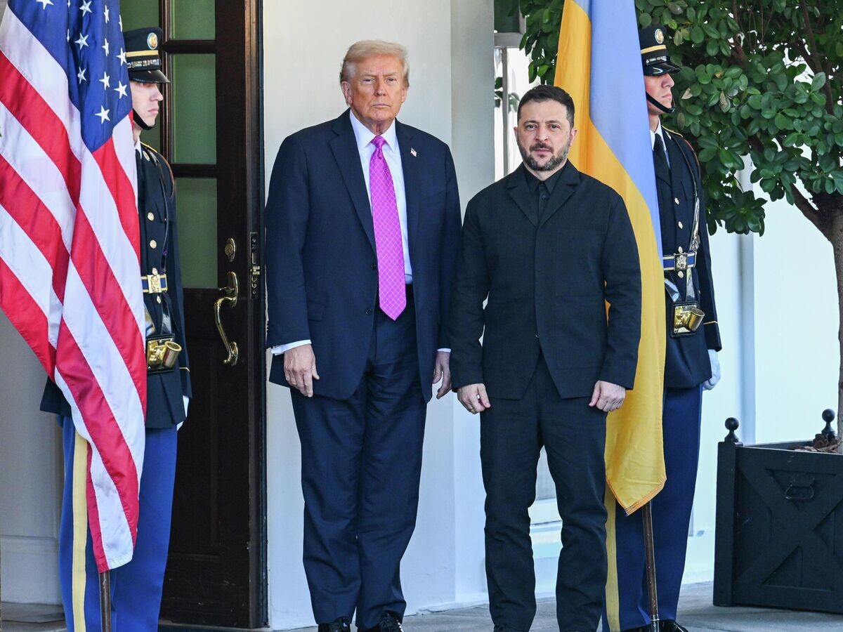    Президент США Дональд Трамп приветствует Владимира Зеленского в Белом доме© Getty Images / China News Service