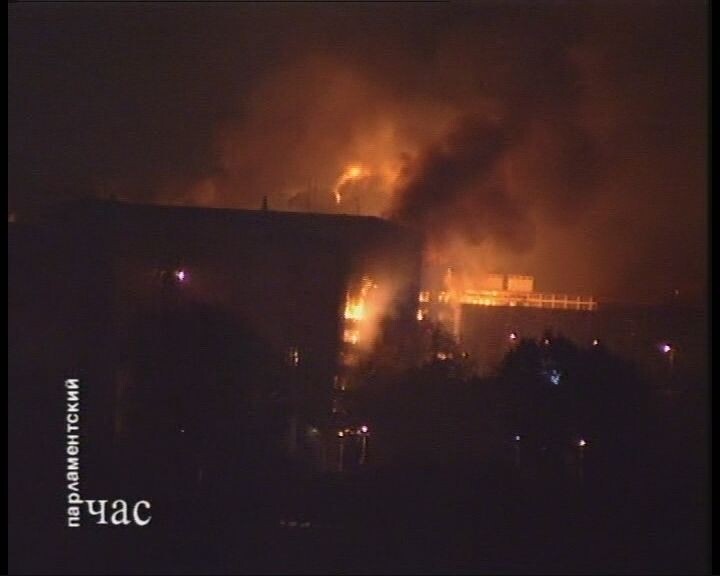 1999 год. Белград. Удар томагавками по зданию Министерства обороны Югославии.