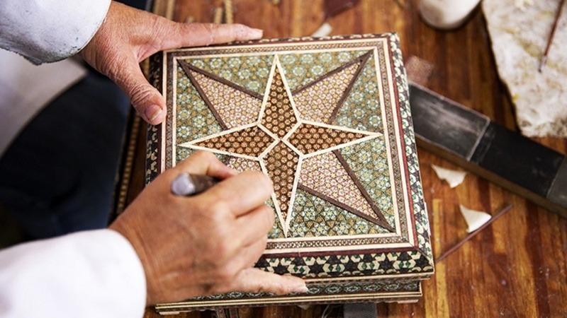 Иранский художник создает традиционную шкатулку с инкрустацией из дерева — шедевр тонкого и сложного искусства мозаичной работы.
