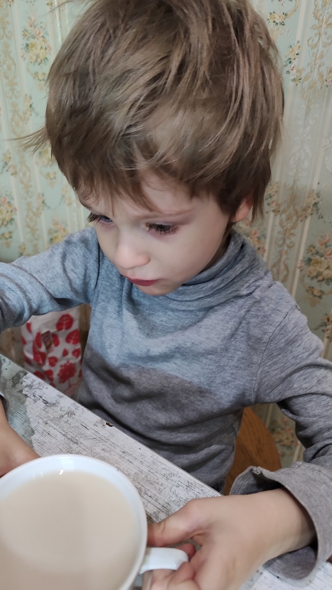 Это мы вчера в гостях были. Чай пили. 