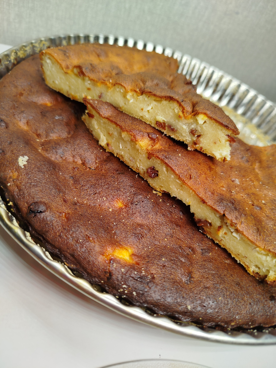 Рецепт Запеканки
400 г. Творога
3 яйца
200 г. Сахара
300 мл. Сметаны
300 мл. Кефира можно заменить на молоко
70 г. Манки
Щепотка соли
Щепотка ванилина
Изюм 50 г. Замочить в кипятке через 30 минут слить воду, отжать бумажным полотенцем,
 с верху запеканки и сразу в духовку на 35 минут на 170 градусов
Когда запеканка остынет посыпать сахарной пудрой.