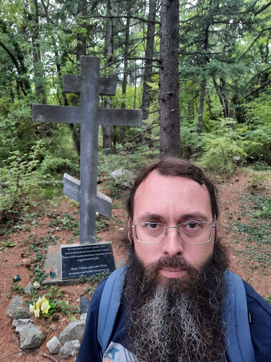 Поклонный крест возле Алупки в память о невинно убиенных в годы гражданской войны.