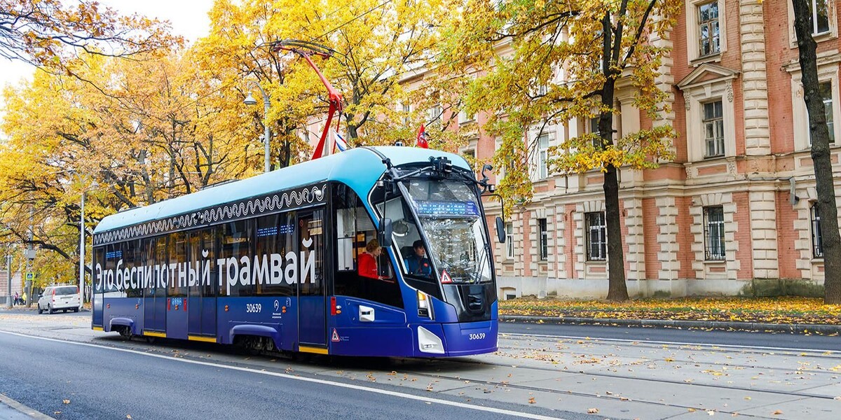 📷 1.1: Трамвай-лаборатория на фоне исторической застройки, вид сбоку в движении (осень, «листья в кадре»).