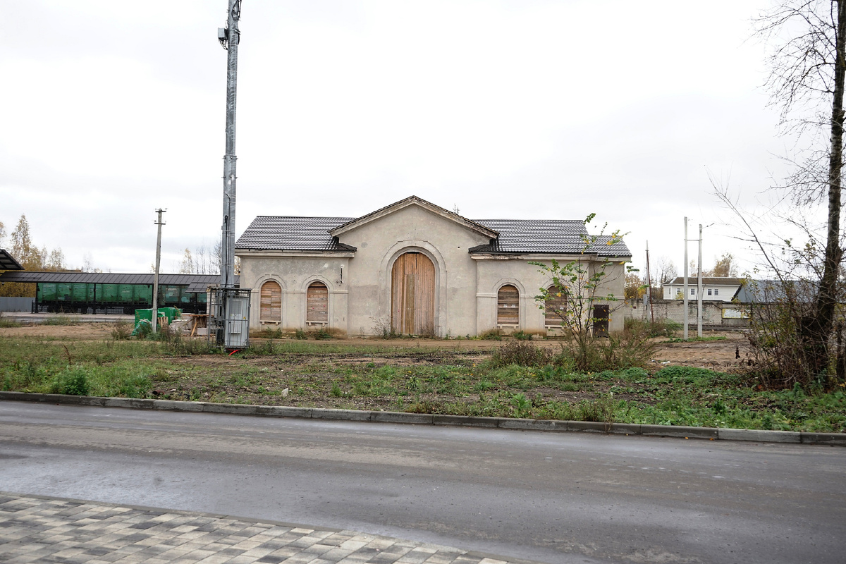 Старое здание вокзала Переславля-Залесского осенью 2025 года, фото автора