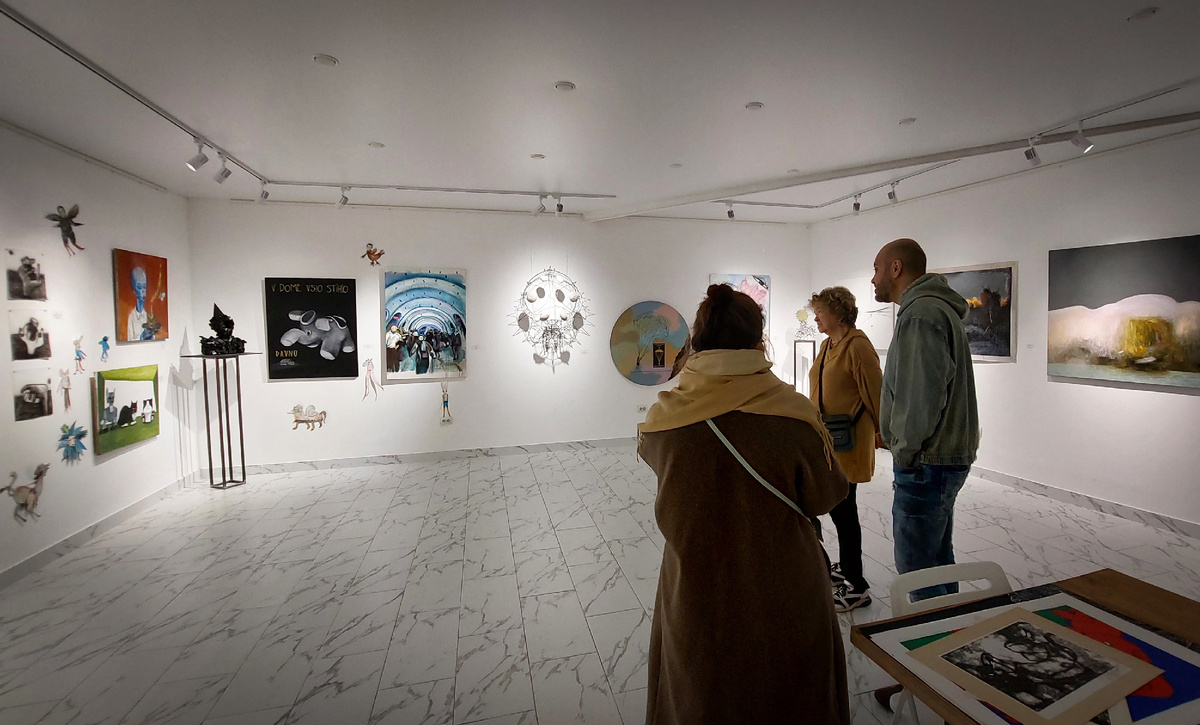 Мы были тут впервые, а приходят и постоянные посетители) 
Галерист и художник, а как потом еще выяснилось - актер и ведущий Стенли Красовицкий вот так вот запросто провел экскурсию нам и остальных гостей без внимания не оставил