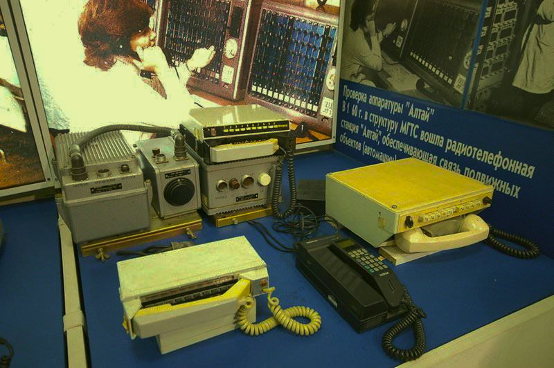 "Эволюция "ЛК-1.."се знают: мобильный телефон изобрёл Мартин Купер из Motorola в 1973 году. Он позвонил с громоздкой трубки весом 1 килограмм и вошёл в историю.