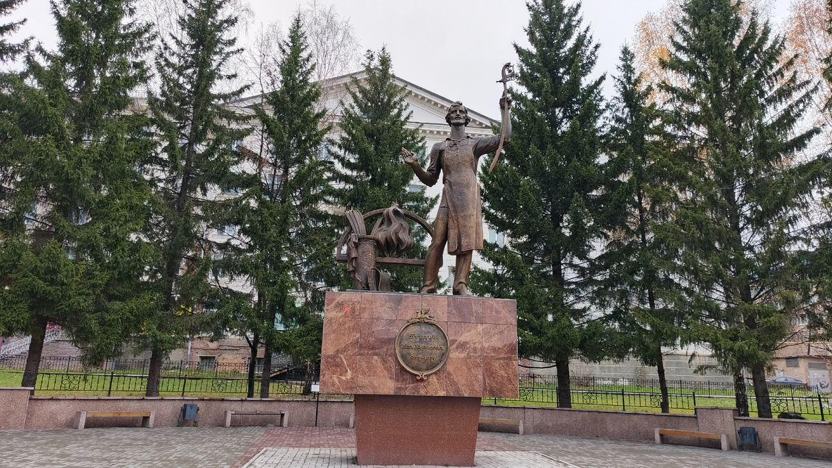 Златоуст. Памятник Бушуеву Ивану Николаевичу. Октябрь 2025. Фото автора.