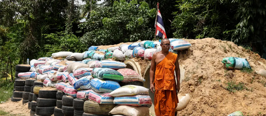 Жители границы сами себе бункеры из мешков строят, но не уезжают. Куда?