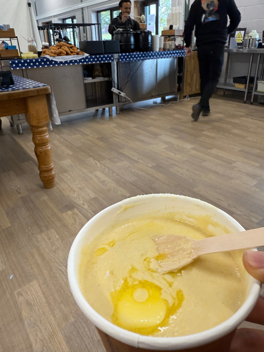 Кукурузная каша с маслом, ведь маслом кашу не испортишь! Фотография из личного архива. 