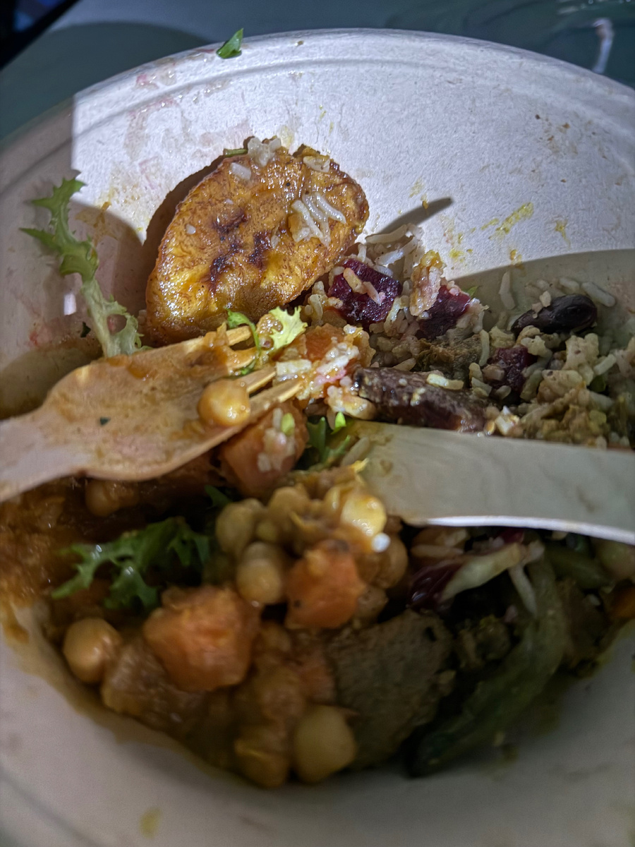 Обед. В моей тарелке уже немного еда перемешана, так как я начала есть обед. Фотография из личного архива. 