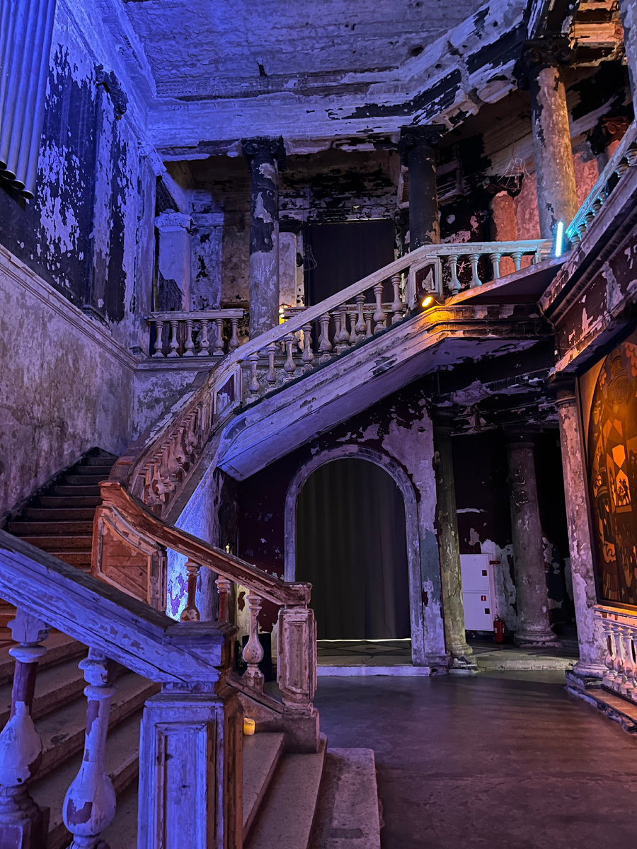 Возможно, эту лестницу такой мы уже никогда не увидим