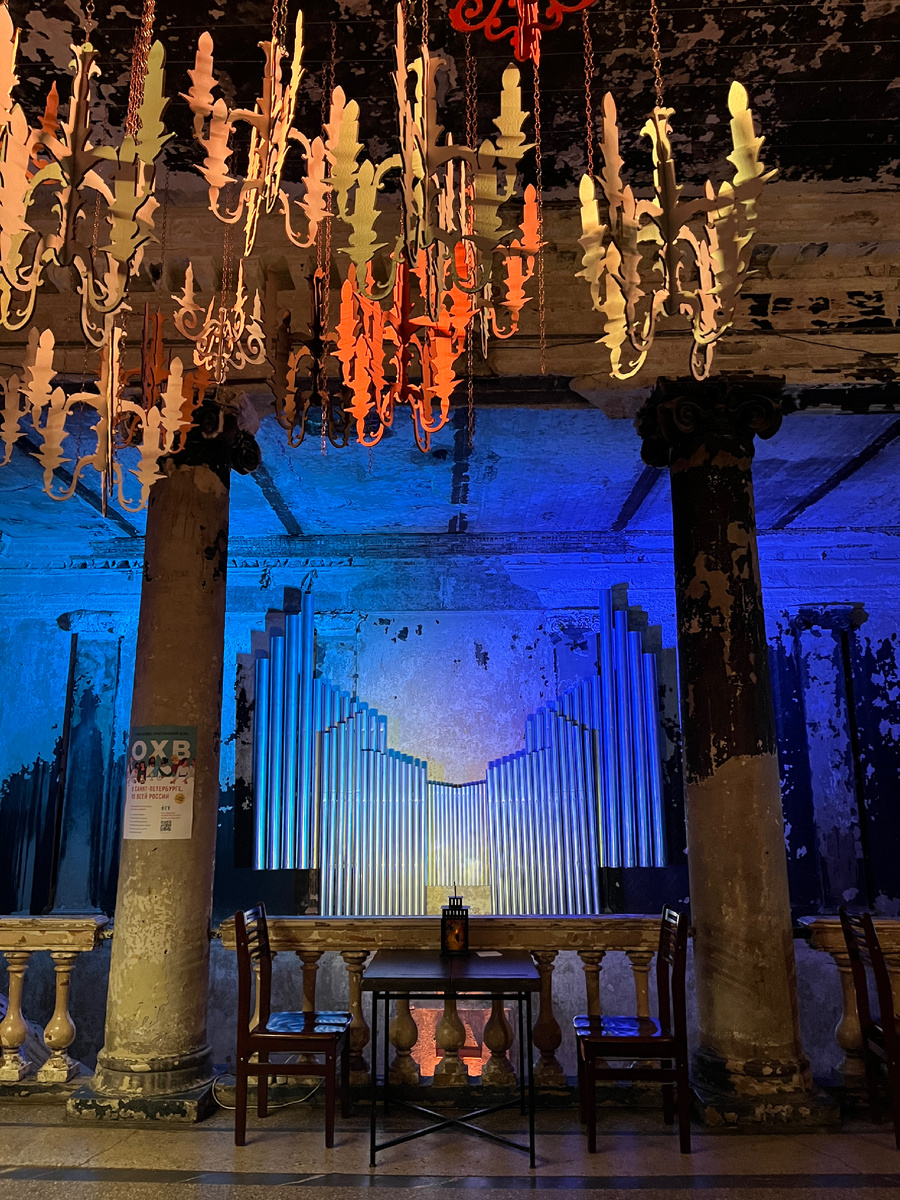 2 этаж, вид от часовни на орган (это тоже арт-объект, на самом деле, это лишь часть органа)