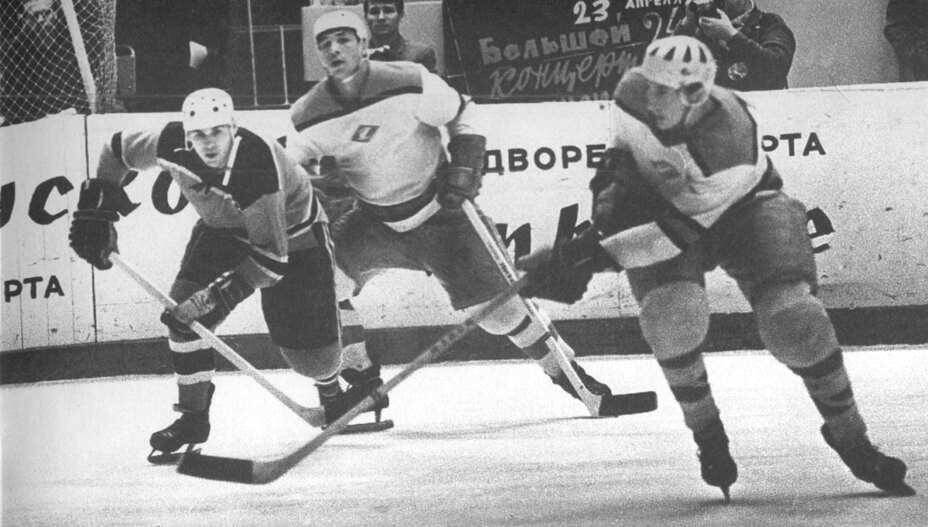    Спартаковец Виктор Блинов (справа) отличался сумасшедшим по силе броском. Фото: Соцсети