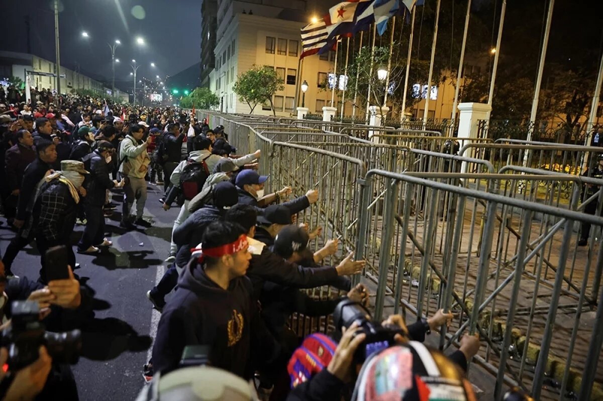    Очередная страна утопает в антиправительственных протестах молодежи.