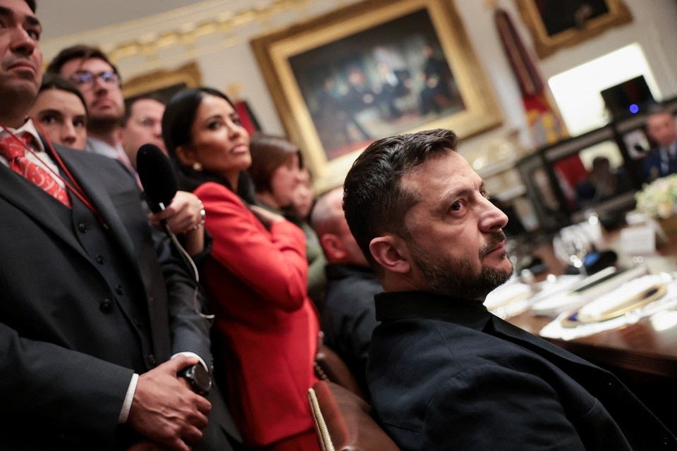 Украинскую делегацию нарочно посадили в неудобном положении. Прямо за спинами - гудит и машет руками толпа журналистов Фото: REUTERS