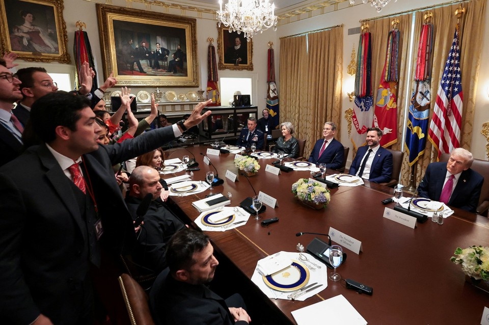 Журналисты выкрикивали вопросы прямо над головой Зеленского Фото: REUTERS