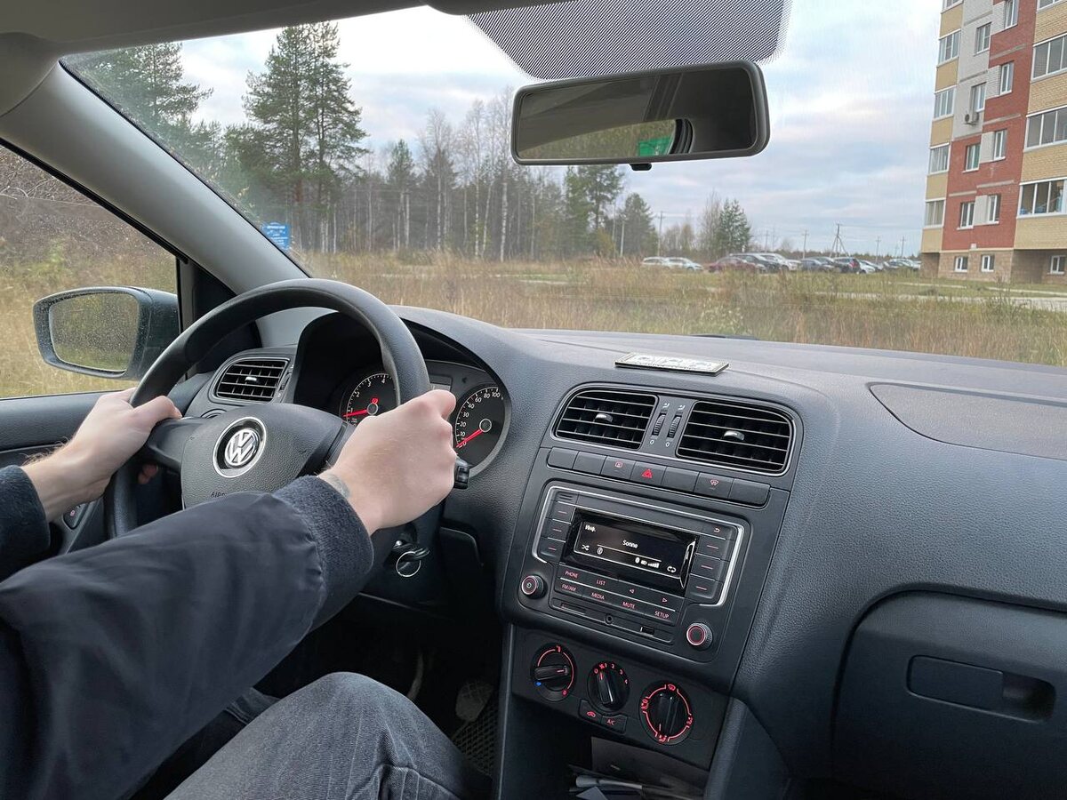    Забудьте о разводах: этот лайфхак отмоет лобовое изнутри за 2 минуты - не понадобится ни капли химии