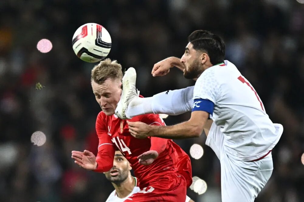 10 октября 2025 года. Защитник сaборной России Виктор Мелехин и полузащитник сборной Ирана Алиреза Джаханбахш в товарищеском матче в Волгограде. Фото: Сергей Бобылев / РИА Новости ©
