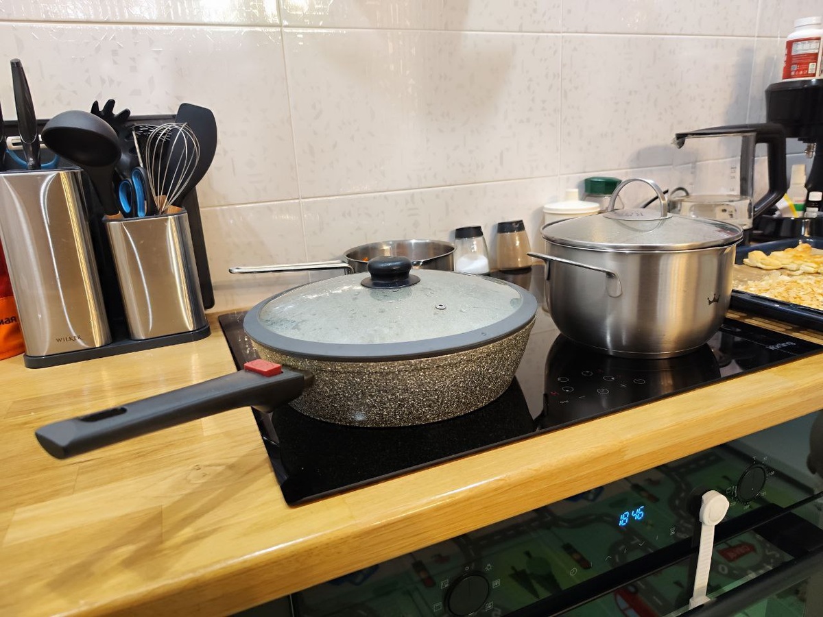    Не для крючка: вот зачем на самом деле нужна дырка в ручке сковороды — мало кто знает, для чего это необходимо