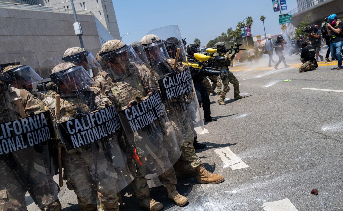 Демонстранты протестуют перед тюрьмой в центре Лос-Анджелеса после двухдневных столкновений с полицией во время серии иммиграционных рейдов, прошедших в Лос-Анджелесе после того, как администрация Трампа ввела в город Национальную гвардию, 08.06.2025 г. ©Spencer Platt/ Getty Images