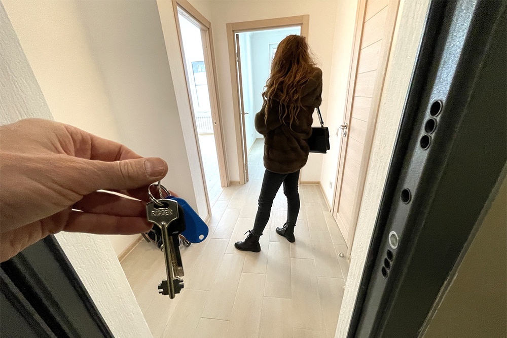   Продавцов предупреждают, что сделка по продаже жилья является необратимой, вернуться в квартиру будет невозможно. / Сергей Михеев