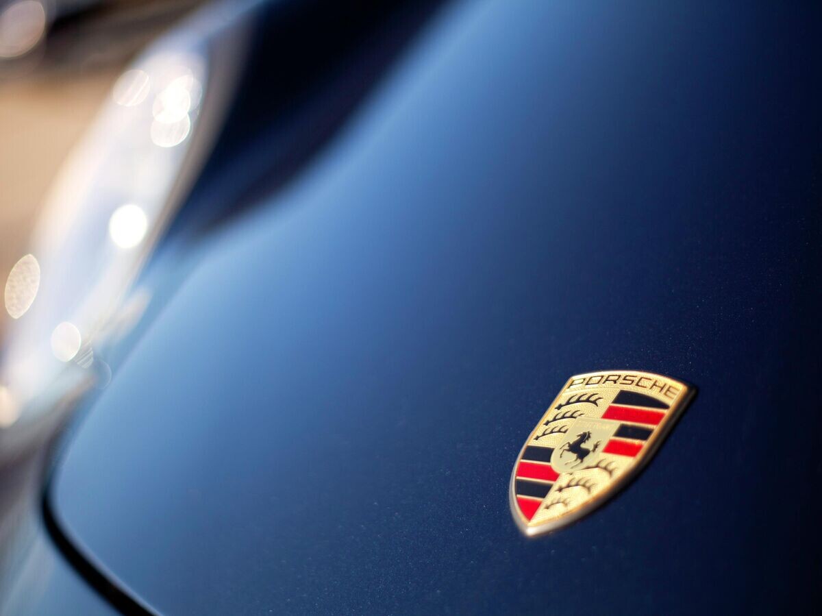    Логотип Porsche на капоте© Getty Images / tomeng