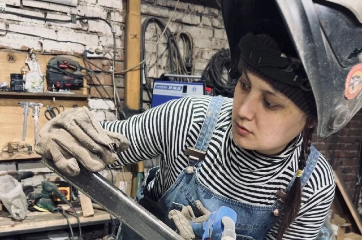    Эльмира Казакова: «Самое большое удовольствие — видеть, как бесформенный металл прямо на глазах обретает нужные очертания. Это магия, которую я создаю своими руками»