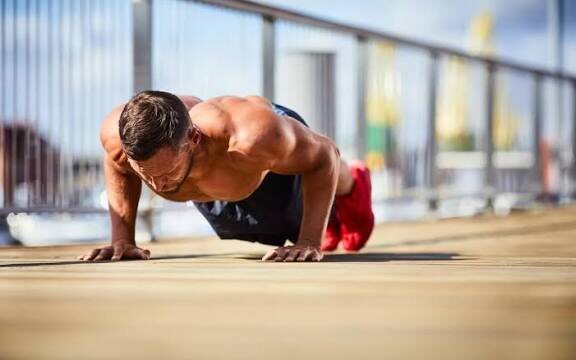 Отжимание — это классическое упражнение, которое знакомо каждому со школьных уроков физкультуры. Но его простота обманчива. По своей сути, отжимание — это полноценная силовая тренировка с собственным весом, которая не требует никакого оборудования и может выполняться где угодно.

Что качают отжимания?

Это базовое многосуставное упражнение задействует сразу несколько мышечных групп:

· Главная цель: грудные мышцы.
· Второстепенные: трицепсы и дельтовидные мышцы плеч.
· Стабилизаторы: мышцы кора, пресса и спины, которые работают для поддержания прямого положения тела.

Почему они так полезны?

1. Функциональная сила. Отжимания имитируют множество повседневных движений (толкание двери, подъем с пола), укрепляя мышцы, которые мы используем постоянно.
2. Укрепление кора. Планка, которую вы принимаете при отжимании, — это отличное статическое упражнение для пресса и спины, улучшающее осанку.
3. Доступность. Вам не нужен абонемент в зал. Поверхности пола достаточно.
4. Вариативность. Меняя постановку рук (шире, уже, под углом), вы смещаете акцент на разные группы мышц, делая тренировку разнообразной.

Как делать правильно?

Техника — ключ к эффективности и безопасности:

1. Примите упор лежа. Руки расставьте чуть шире плеч, тело образует прямую линию от головы до пят.
2. На вдохе медленно опуститесь вниз, сгибая локти. Старайтесь, чтобы грудь почти коснулась пола.
3. На выдохе мощно оттолкнитесь от пола, вернувшись в исходное положение.

С чего начать новичку?

Если классические отжимания пока не под силу, начните с облегченных вариантов:

· Отжимания от стены или с колен значительно снижают нагрузку.

---

Вывод: Отжимания — это мощный и универсальный инструмент для поддержания физической формы. Регулярно выполняя их, вы не только укрепите верхнюю часть тела, но и улучшите общую выносливость и самочувствие. Это проверенный временем фундамент сильного тела.